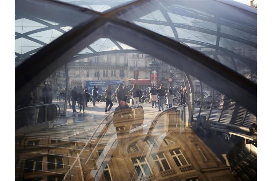 Ein Mann betritt eine U-Bahn-Station in der französischen Hauptstadt Paris. Foto: Kamil Zihnioglu/AP/dpa