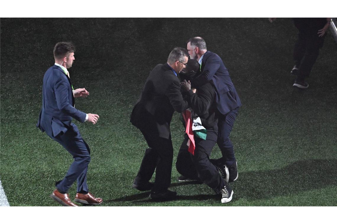 Ein Mann, der die Bühne mit Palästina-Flagge stürmte, wurde von Sicherheitskräften gestoppt, ...
