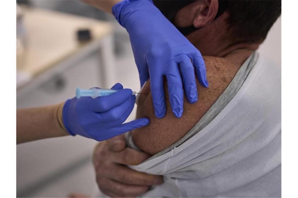 Ein Mann erhält in einem Madrider Krankenhaus den Impfstoff von Moderna. In Spanien und Portugal können jetzt auch Fünf- bis Elfjährige gegen Covid-19 geimpft werden. Foto: Manu Fernandez/AP/dpa