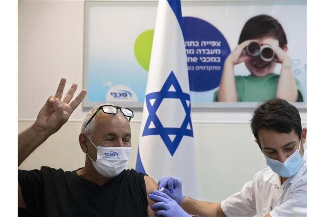Israel fürchtet fünfte Corona-Welle Ein Mann erhält seine dritte Impfung mit dem Corona-Impfstoff von Pfizer/Biontech. Foto: Sebastian Scheiner/AP/dpa