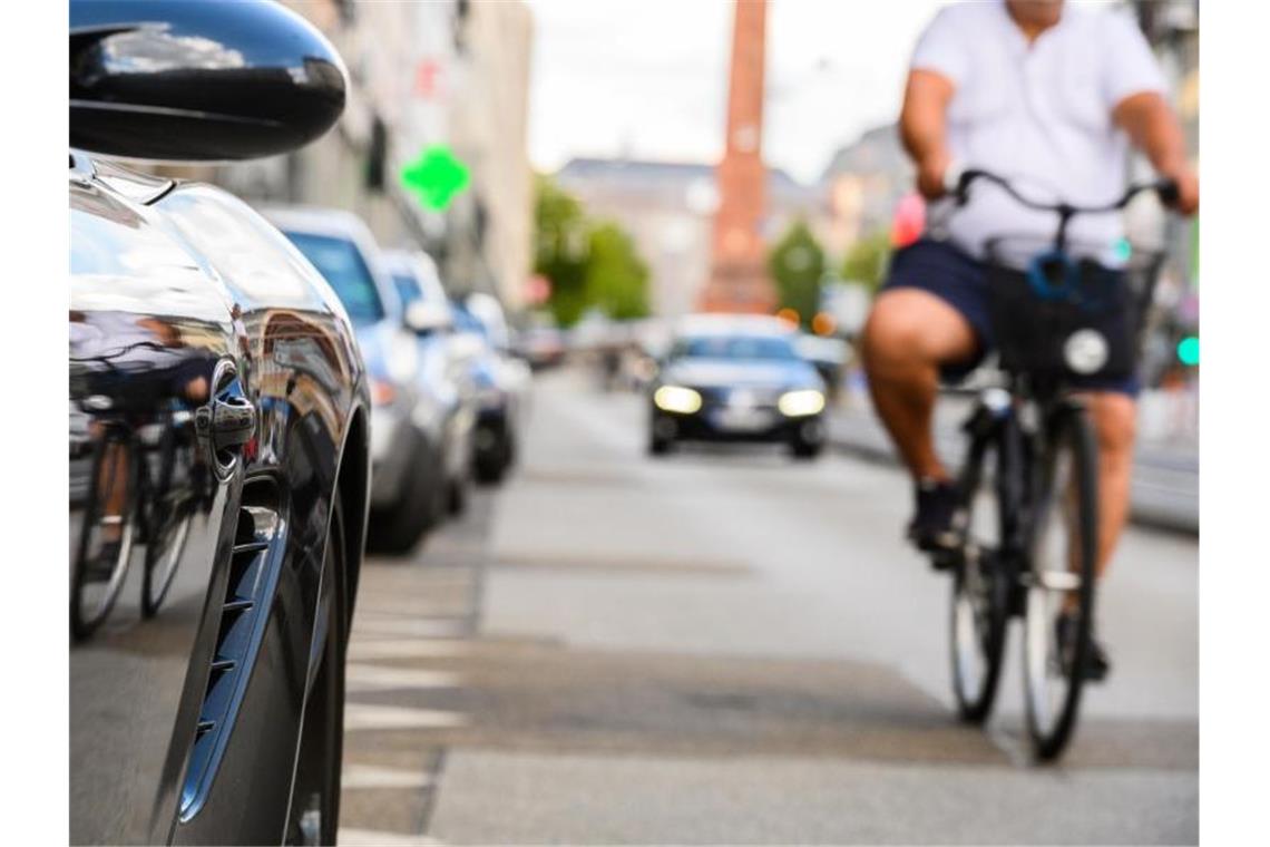 Ein Mann fährt mit seinem Fahrrad zur Arbeit. Foto: Andreas Arnold/dpa/Symbol