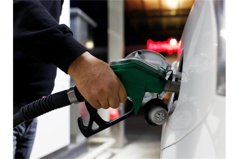 Ein Mann füllt an einer Berliner Tankstelle sein Fahrzeug mit Benzin. Foto: Carsten Koall/dpa