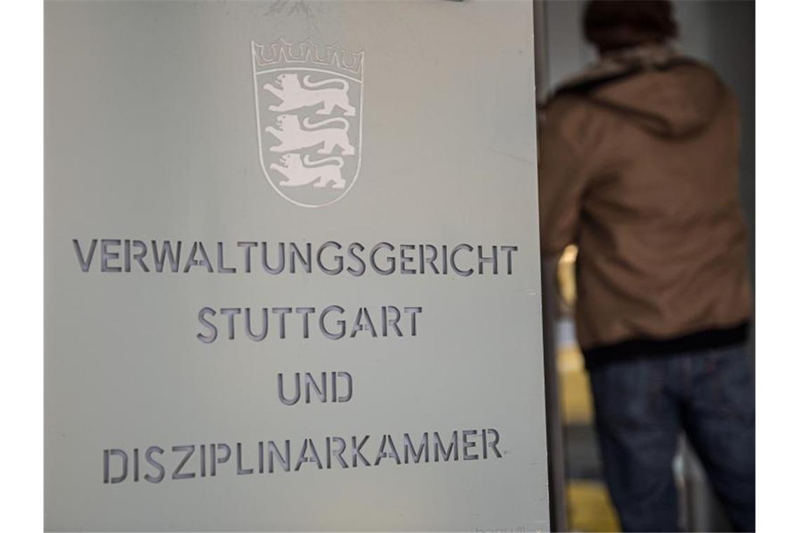 Ein Mann geht am 28.10.2015 in das Verwaltungsgericht in Stuttgart. Foto: picture alliance / Wolfram Kastl/dpa/Archivbild