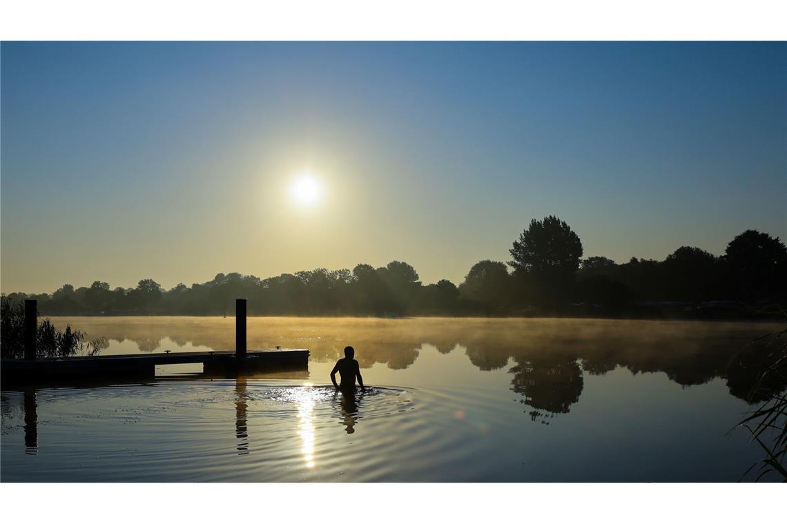 Bilder des Tages Ein Mann geht am frühen Morgen in der Eider schwimmen.