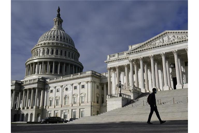 Ein Mann geht am US-Kapitol vorbei. (Archivbild). Foto: Patrick Semansky/AP/dpa