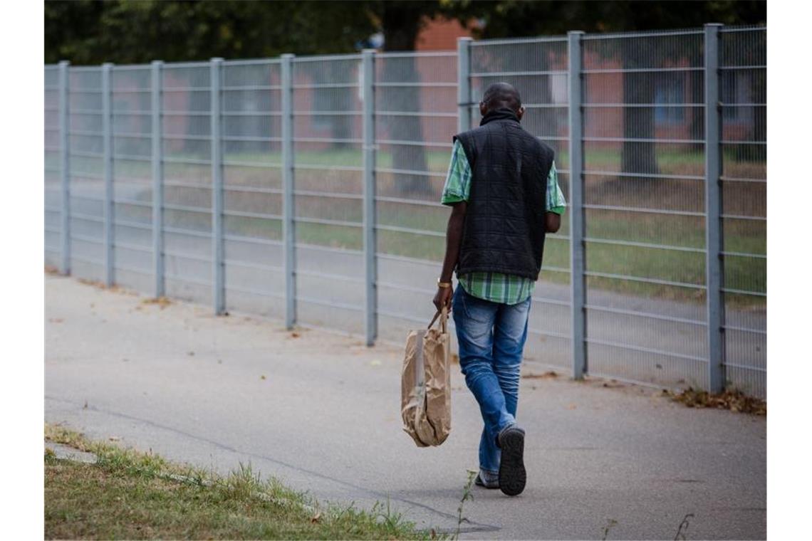 Flüchtlinge werden in der LEA Sigmaringen wieder registriert Ein Mann geht am Zaun der Landeserstaufnahmeeinrichtung (LEA) Sigmaringen vorbei. Foto: Christoph Schmidt/dpa/Archivbild