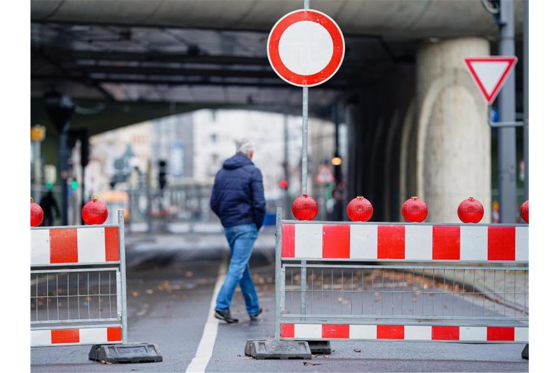 Ein Mann geht an der Hochstraße Süd an einer Straßensperre vorbei. Foto: Uwe Anspach/dpa