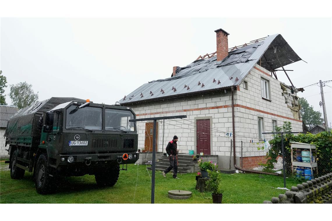 Ein Mann geht an einem beschädigten Haus vorbei, nachdem russische Drohnen den polnischen Luftraum verletzt haben. (Archivbild)