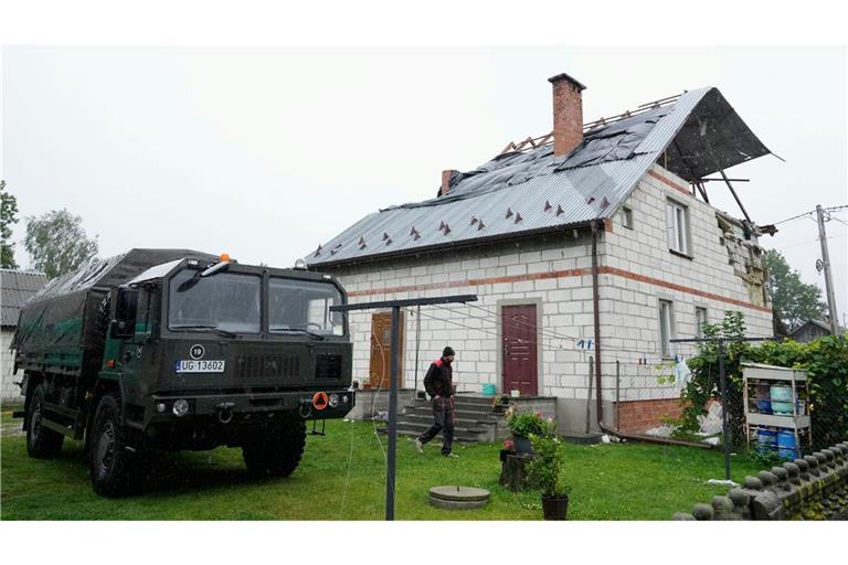 Ein Mann geht an einem beschädigten Haus vorbei, nachdem russische Drohnen den polnischen Luftraum verletzt haben. (Archivbild)
