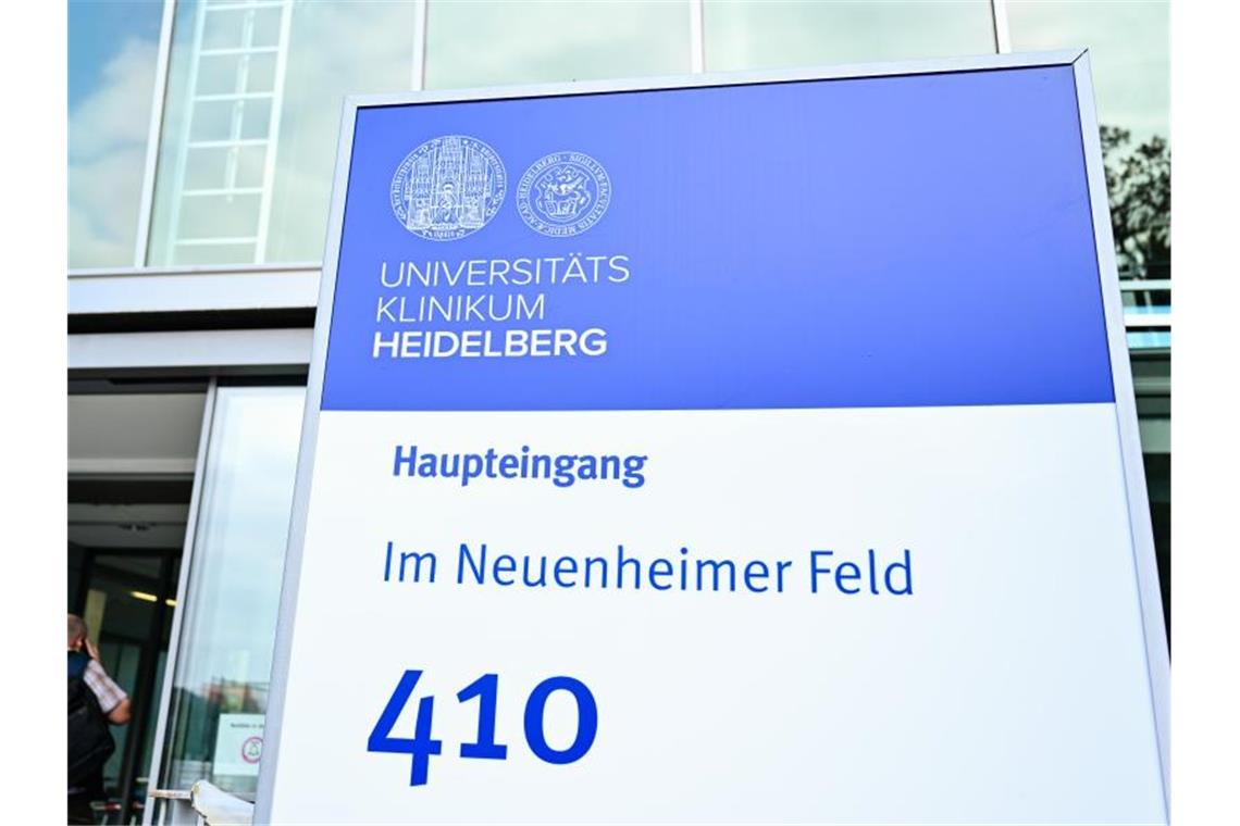 Bluttestaffäre: Klinik unterliegt Frauenklinik-Chef Ein Mann geht an einem Hinweisschild an der Medizinischen Universitätsklinik vorbei. Foto: Uwe Anspach/dpa/Archivbild