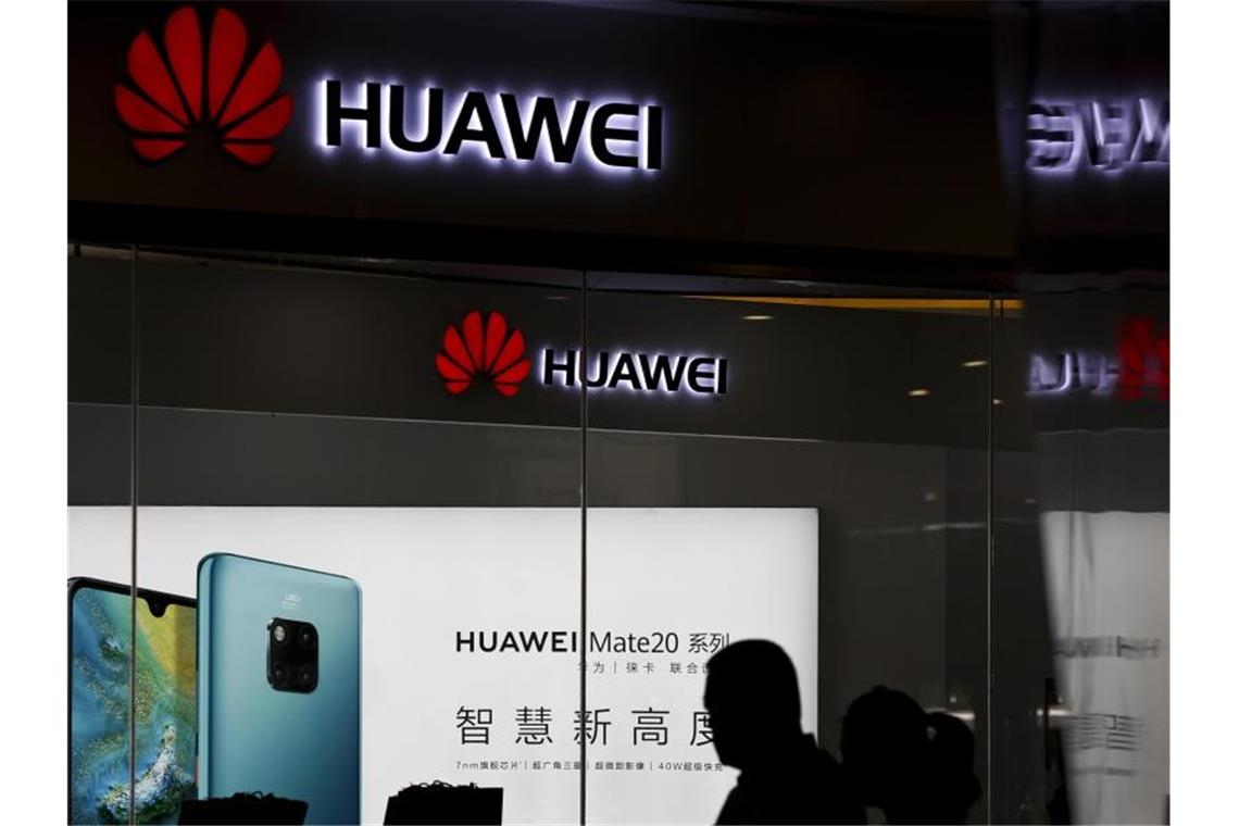 Huawei sieht „gefährlichen Präzedenzfall“ in US-Vorgehen Ein Mann geht an einem Huawei-Laden in Peking vorbei. Der Tech-Riese hat eine Beschleunigung seiner vorliegenden Klage beantragt. Foto: Andy Wong/AP
