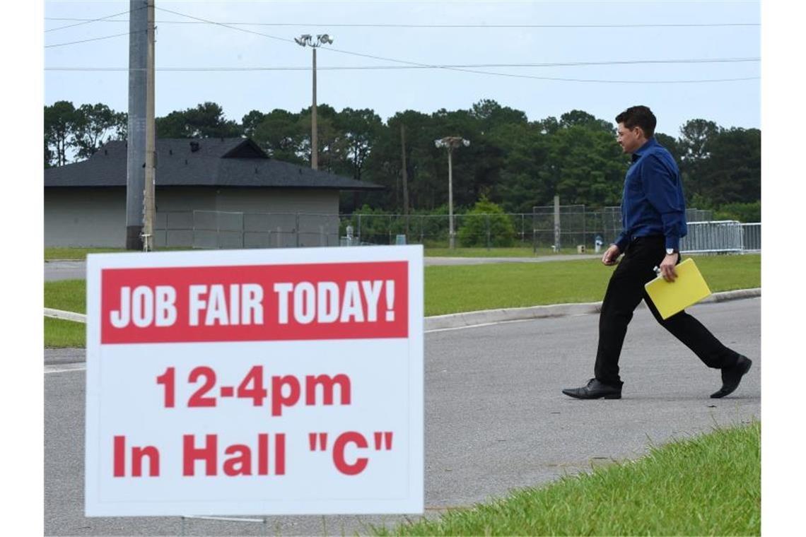 Ein Mann geht an einem Plakat vorbei, das für die 25. jährliche Jobmesse des Central Florida Employment Council wirbt. Foto: Paul Hennessy/SOPA Images via ZUMA Wire/dpa