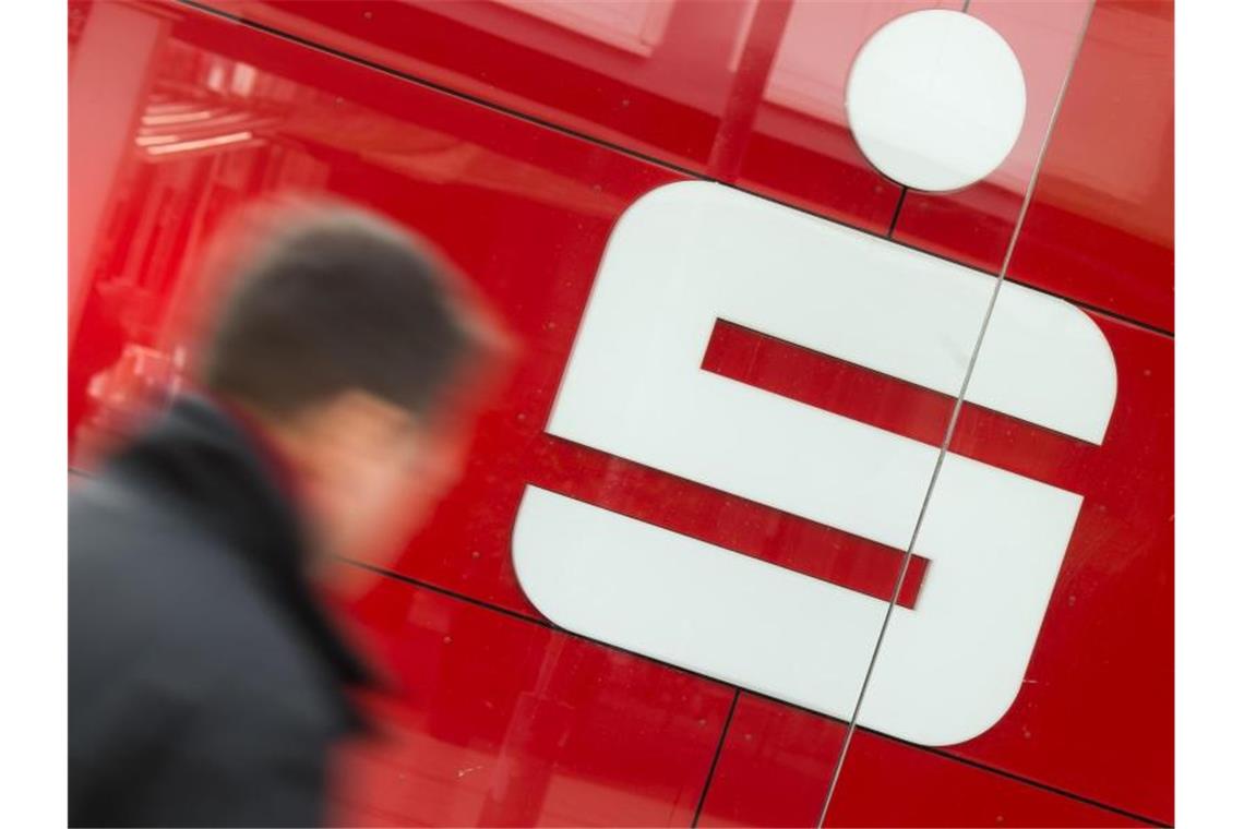 Sparkassenverband beschließt Reform der Institutssicherung Ein Mann geht an einer Filiale der Sparkasse vorbei. Foto: Julian Stratenschulte/dpa/Archivbild