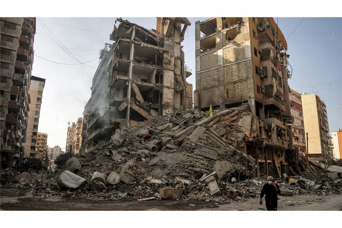 Israels Armee erklärt weitere Hamas-Geisel für tot Ein Mann geht an Gebäuden vorbei, die bei israelischen Luftangriffen in Dahieh, einem südlichen Vorort von Beirut und Hochburg der Hisbollah, zerstört wurden.