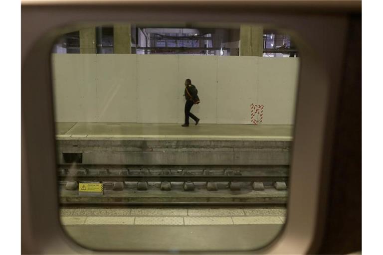 Ein Mann geht auf einem Bahnsteig am Bahnhof Gare Montparnasse in Paris. Die massiven Streiks gegen die geplante Rentenreform, die am Donnerstag begonnen und den öffentlichen Verkehr im Land fast komplett lahmgelegt, gehen weiter. Foto: Thibault Camus/AP/dpa