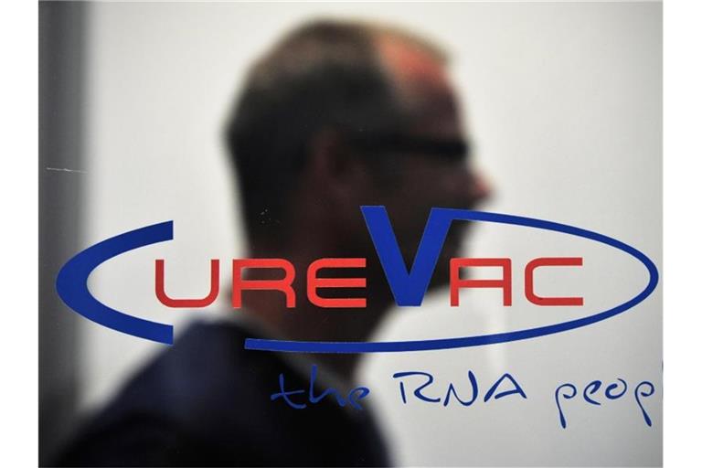 Ein Mann geht bei der Firma CureVac in Tübingen an einem Firmenlogo vorbei. Foto: picture alliance / dpa
