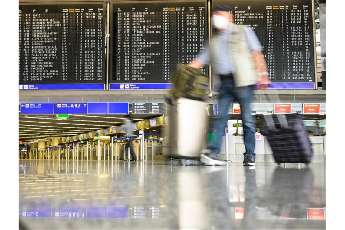 Ein Mann geht durch die leere Abflughalle am Frankfurter Flughafen. Foto: Andreas Arnold/dpa