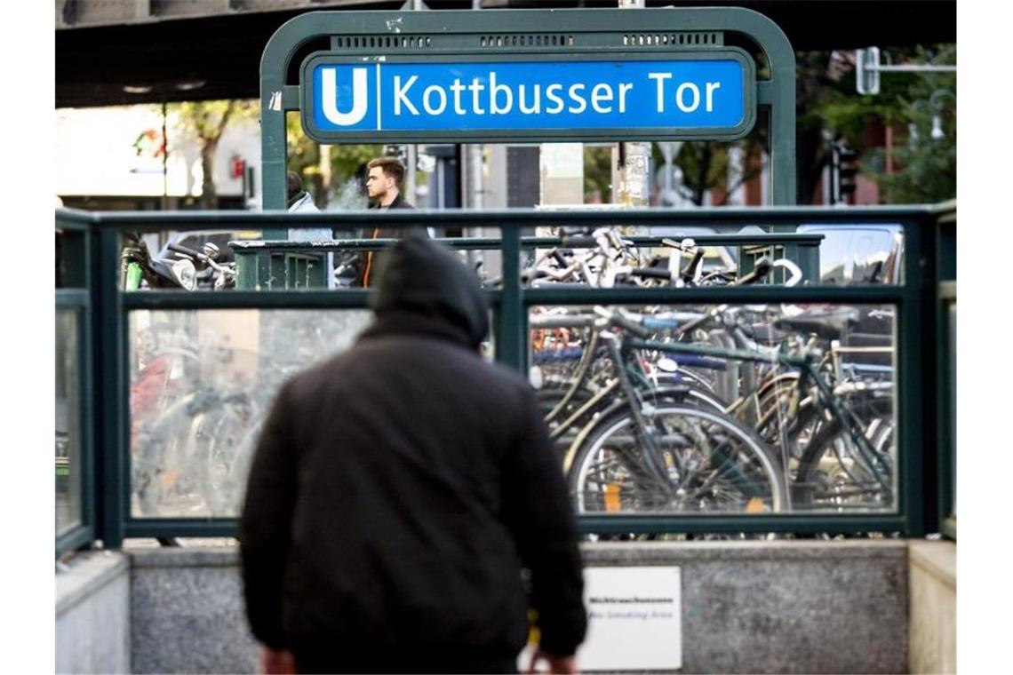 Ein Mann geht eine Treppe zum U-Bahnhof Kottbusser Tor hinunter (Archiv). Ein vermeintlicher Tatverdächtiger ist nach dem tödlichen Stoß eines 30-Jährigen vor eine U-Bahn wieder freigelassen worden. Foto: Christoph Soeder/dpa/Archivbild