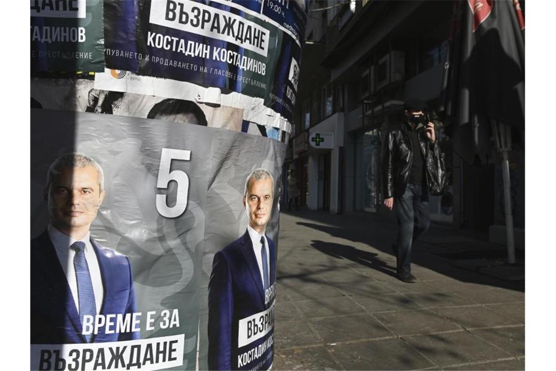 Ein Mann geht in Bulgariens Haupstadt Sofia an einem Wahlplakat von Spitzenkandidat Kostadin Kostadinov vorbei. In dem osteuropäischen Land haben die Parlaments- und Präsidentschaftswahlen begonnen. Foto: Giannis Papanikos/AP/dpa