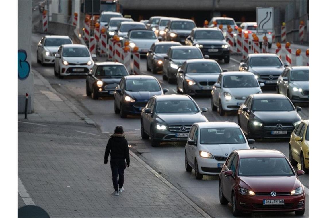 Land wird Gesellschafter für Verkehrsdaten Ein Mann geht in der Innenstadt an Autos, die im Stau stehen, vorbei. Foto: Marijan Murat/dpa/Archivbild