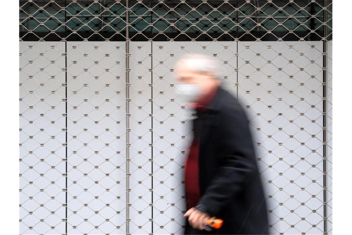 Deutschland steht vor erneuter Lockdown-Verschärfung Ein Mann geht in einer Innenstadt an einem geschlossenen Geschäft vorbei. Foto: Sven Hoppe/dpa