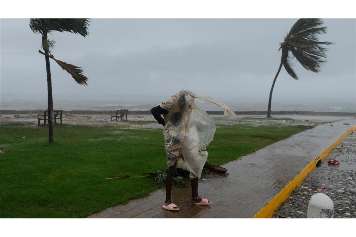 Meteorologe erwartet schlimme Bilder durch Hurrikan Melissa Ein Mann geht spazieren, während sich der Hurrikan "Melissa" nähert.