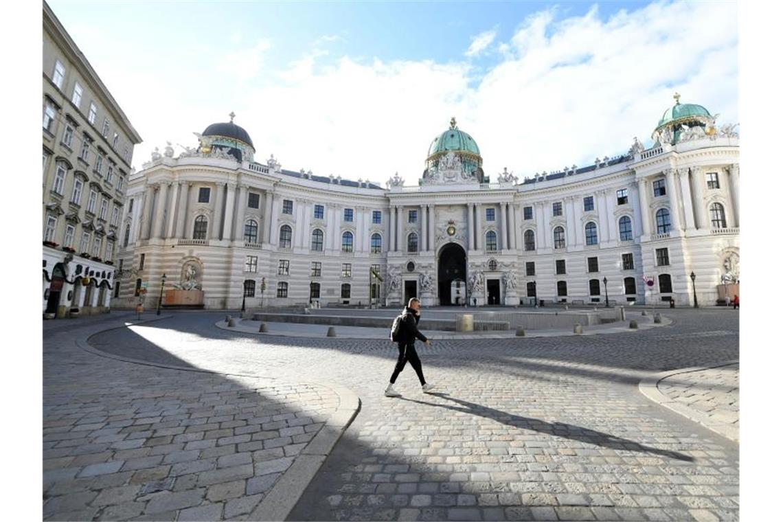 Ein Mann geht über den leeren Michaelerplatz in Wien. Für rund drei Wochen ist Österreich nun wieder im Corona-Lockdown. Foto: Helmut Fohringer/APA/dpa