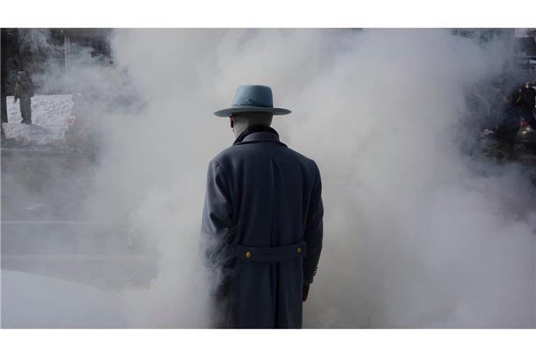 Ein Mann geht während einer Demonstration in Minneapolis durch den Rauch von Tränengas, das von Bundesbeamten eingesetzt wurde.