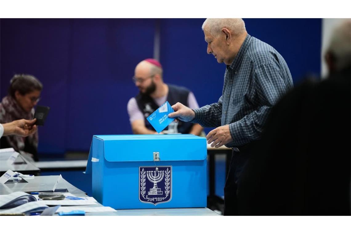 Ein Mann gibt bei der Parlamentswahl in Israel seine Stimme ab. Das Abschneiden der arabischen Parteien könnte richtungsweisend sein.