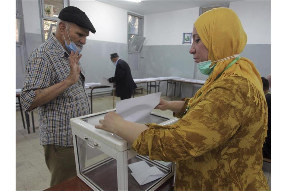 Parlamentswahl in Algerien: Viele wählen Boykott Ein Mann gibt in einem Wahllokal in Algier seine Stimme ab. Foto: Fateh Guidoum/AP/dpa