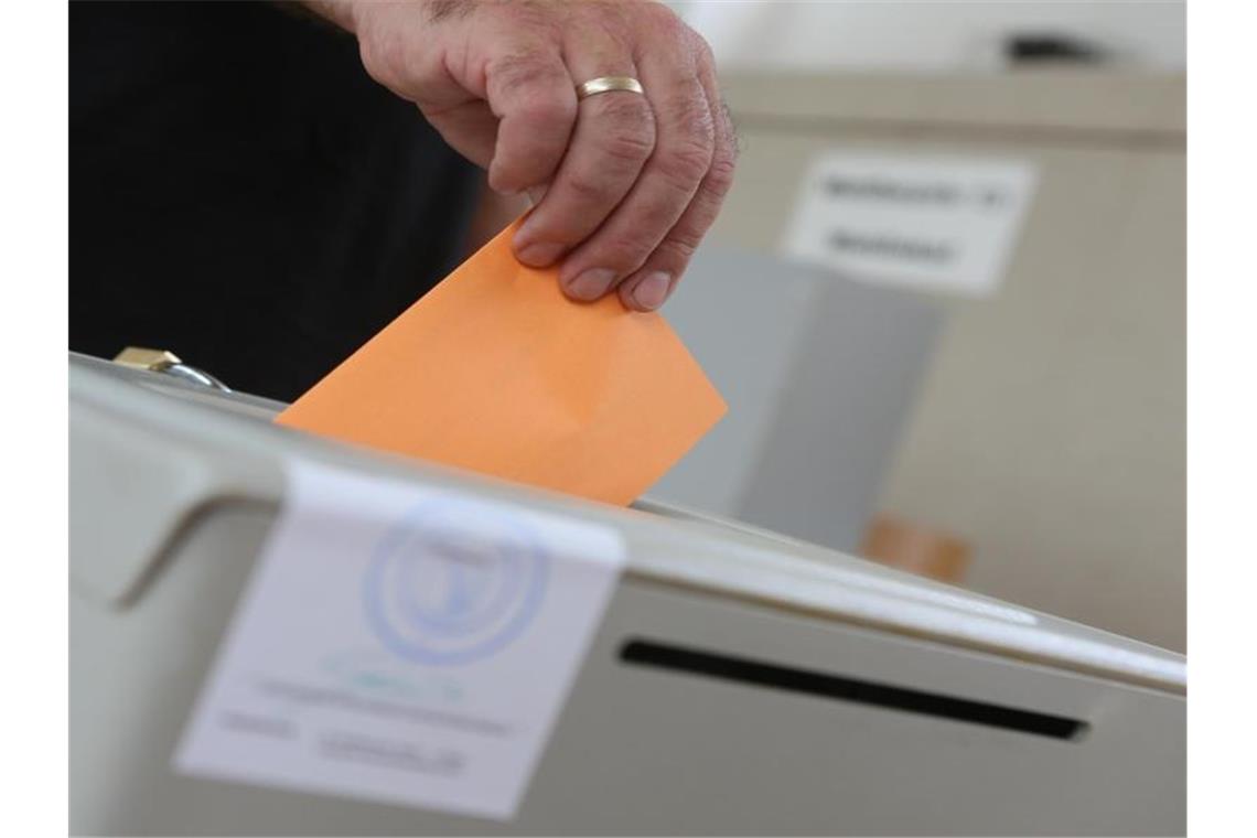 CDU-Politiker Burchardt bleibt Oberbürgermeister in Konstanz Ein Mann gibt in einem Wahllokal seine Stimme ab. Foto: Matthias Bein/dpa-Zentralbild/ZB/Symbolbild