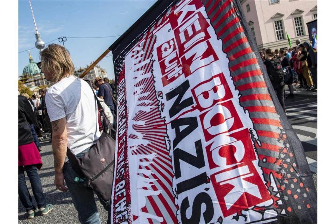 Ein Mann hält bei der Demonstration gegen Antisemitismus in Berlin eine Fahne mit der Aufschrift „Kein Bock auf Nazis“. Foto: Paul Zinken/dpa