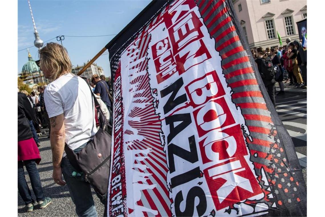 Nach Terror in Halle: Tausende setzen ein Zeichen Ein Mann hält bei der Demonstration gegen Antisemitismus in Berlin eine Fahne mit der Aufschrift „Kein Bock auf Nazis“. Foto: Paul Zinken/dpa