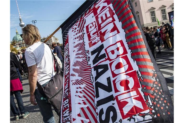 Ein Mann hält bei der Demonstration gegen Antisemitismus in Berlin eine Fahne mit der Aufschrift „Kein Bock auf Nazis“. Foto: Paul Zinken/dpa
