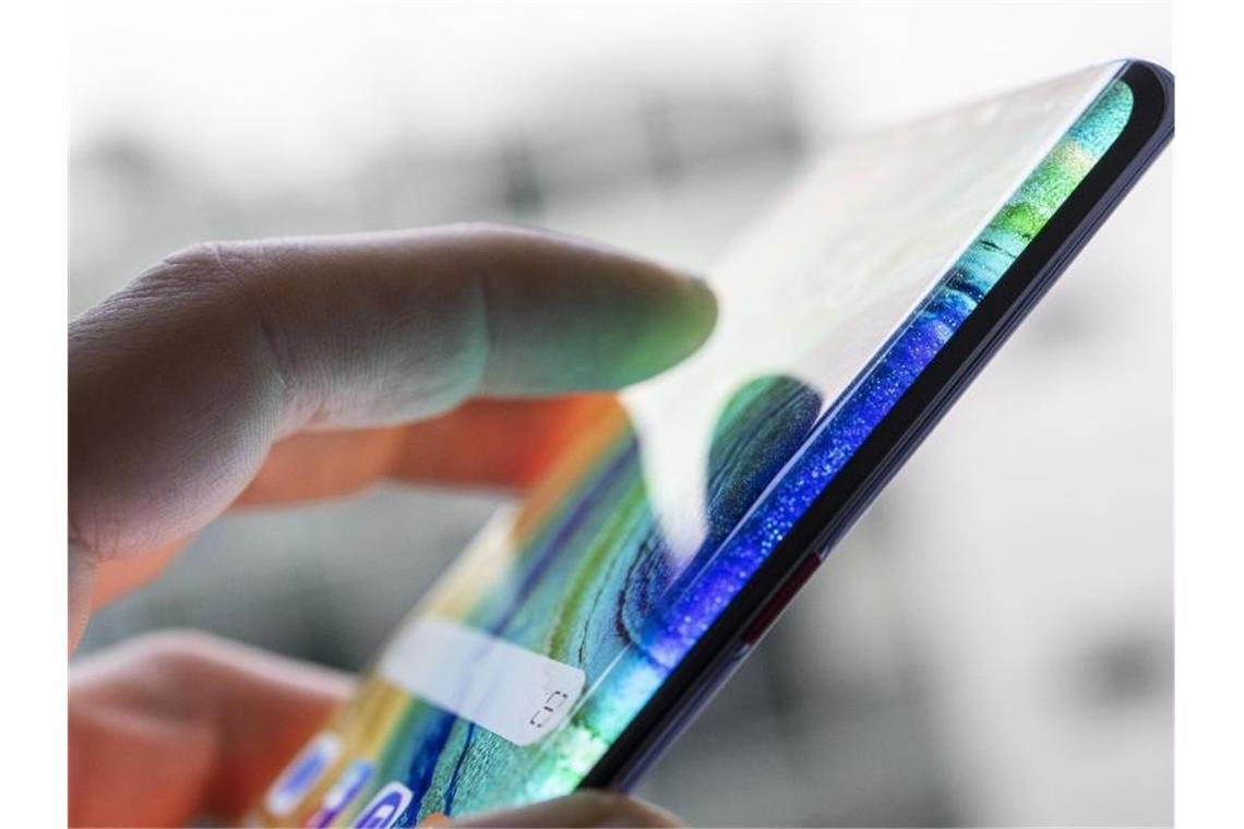 Ärztin warnt vor „Teufelskreis“ bei Telefonangst Ein Mann hält ein Smartphone in der Hand. Foto: Robert Günther/dpa-tmn/dpa/Archivbild