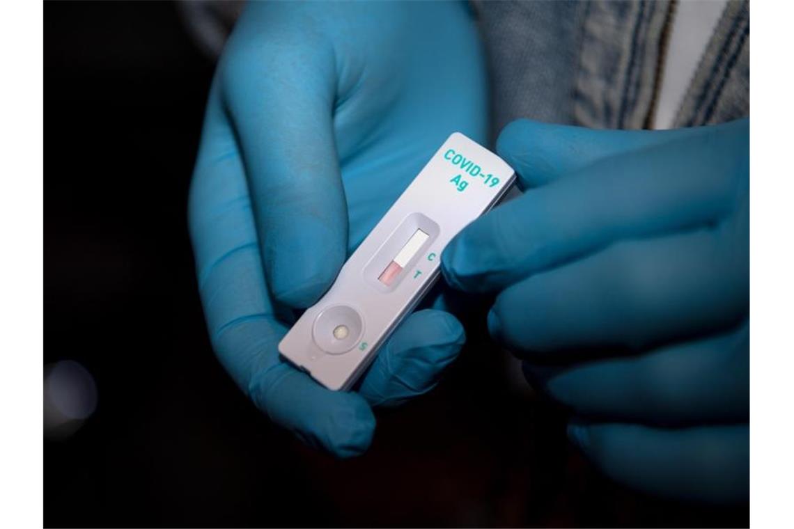 Lucha will kostenlose Tests für Lehrer, Kinder und Erzieher Ein Mann hält einen Corona-Schnelltest in der Hand. Foto: Sina Schuldt/dpa/Archivbild