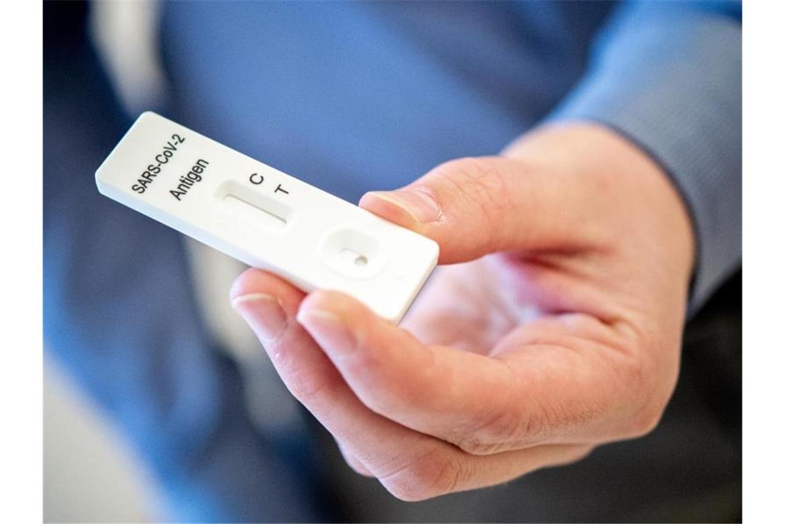 EU-Kommission für Masseneinsatz von Corona-Schnelltests Ein Mann hält einen Schnelltest zur Erkennung des Coronavirus in den Händen. Foto: Hauke-Christian Dittrich/dpa