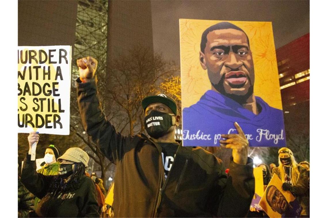 Schlussplädoyers im Chauvin-Prozess beginnen Ein Mann hält während einer Demonstration gegen Polizeigewalt Minneapolis ein Portrait von George Floyd in die Höhe. Foto: Henry Pan/ZUMA Wire/dpa
