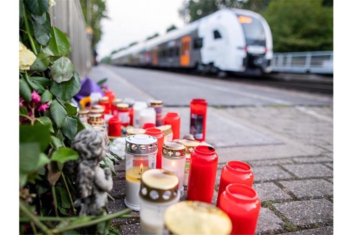 Ein Mann hat am Bahnhof von Voerde am Niederrhein eine ihm völlig unbekannte Frau vor einen einfahrenden Zug gestoßen. Die 34-Jährige wurde tödlich verletzt. Foto: Marcel Kusch