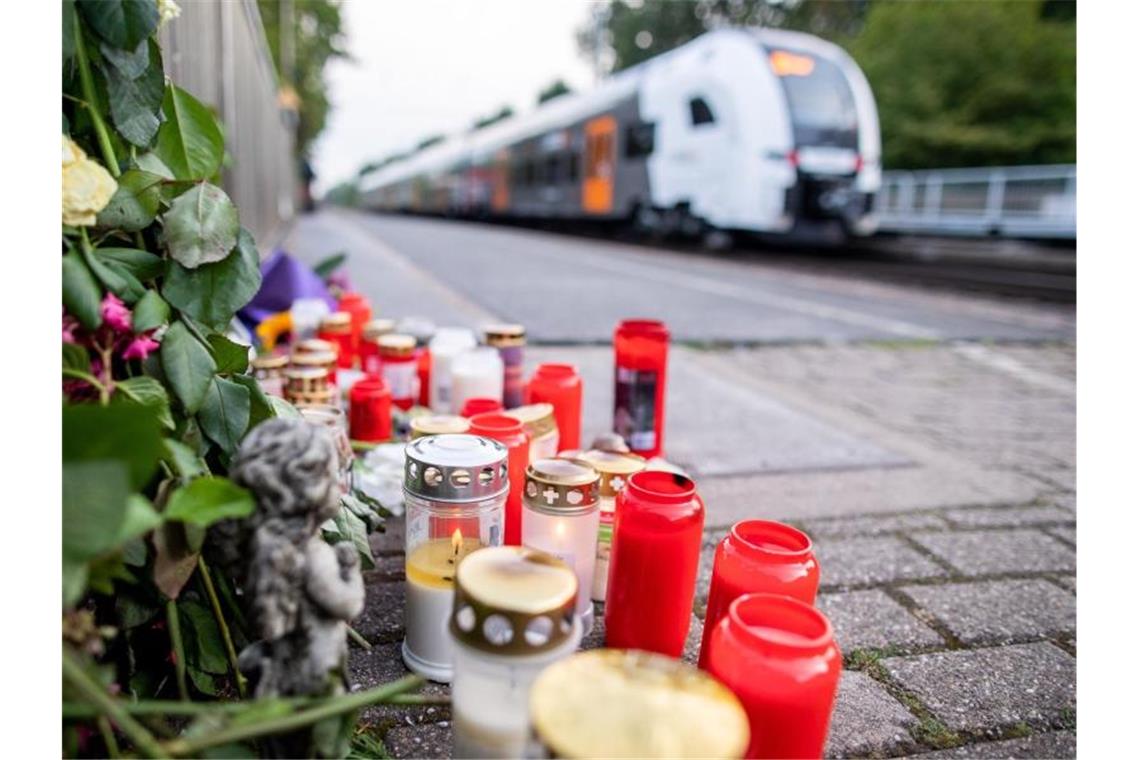 Frau hinterrücks vor Zug gestoßen - Mann war polizeibekannt