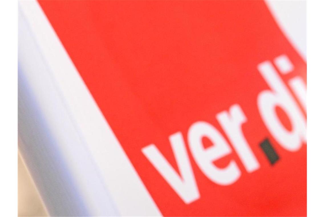 Verdi will Proteste im öffentlichen Dienst ausweiten Ein Mann hat am bei einem Warnstreik vor dem roten Verdi-Logo eine Trillerpfeife im Mund. Foto: Patrick Seeger/dpa/Symbolbild/Archiv