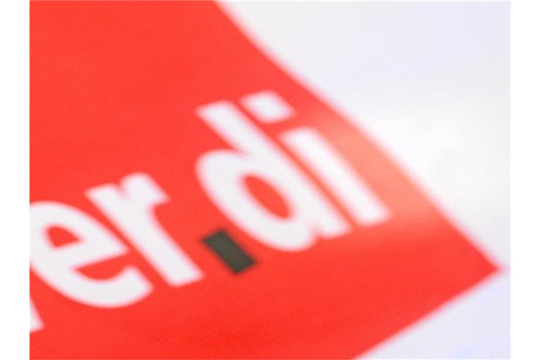 Ein Mann hat am bei einem Warnstreik vor dem roten Verdi-Logo eine Trillerpfeife im Mund. Foto: Patrick Seeger/dpa/Archivbild
