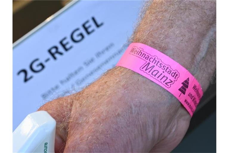 Ein Mann hat ein „2G-Bändchen“ am Handgelenk. In Mainz wird die Regelung bereits auf diese Weise kontrolliert. Foto: Arne Dedert/dpa
