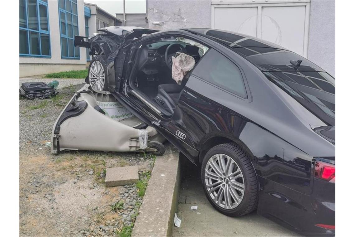 Auto rammt Hauswand in Sinsheim: Fahrer schwer verletzt
