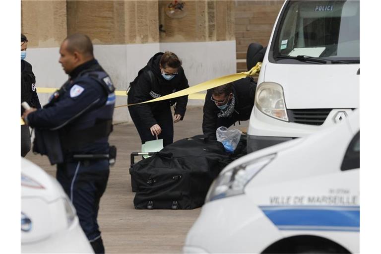 Ein Mann hat mitten in Marseille Polizisten bedroht. Die Sicherheitskräfte schossen daraufhin auf den Angreifer. Mehr ist noch nicht bekannt. Foto: Jean-Francois Badias/AP/dpa