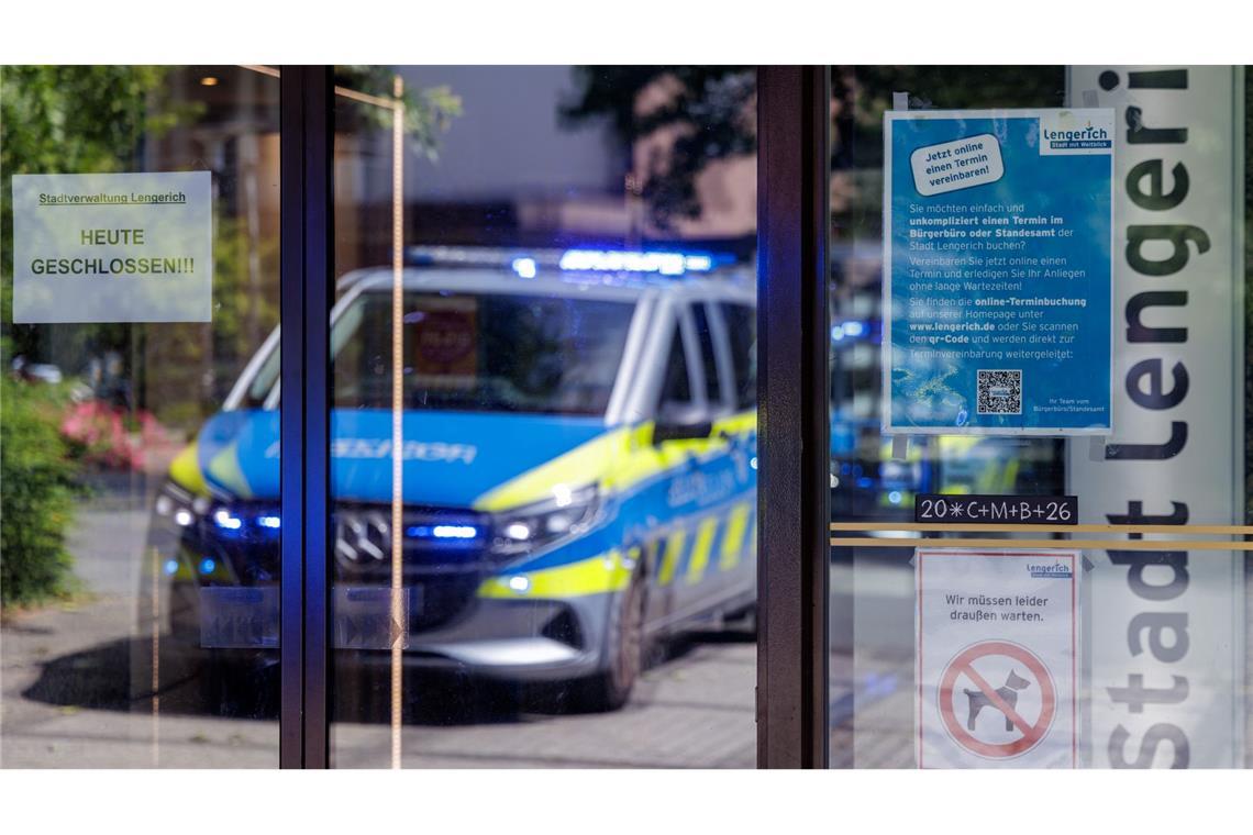 Mann übergießt sich in Rathaus mit brennbarer Flüssigkeit