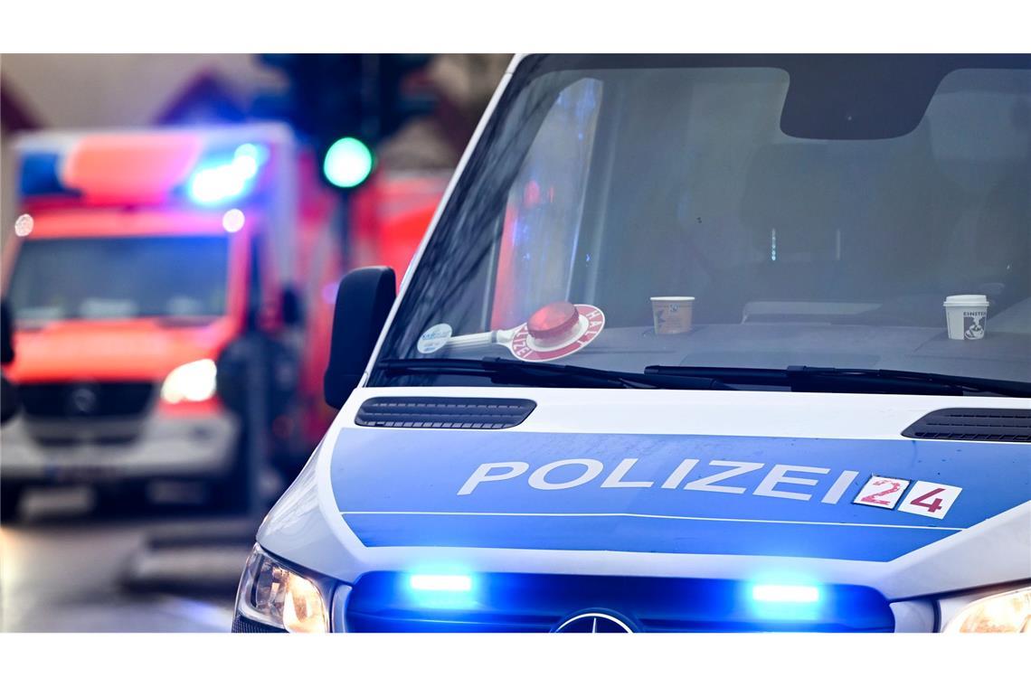 Kunde attackiert vor Supermarkt in Berlin zwei Männer Ein Mann hat vor einem Supermarkt zwei Männer angegriffen, einer wurde schwer verletzt. (Symbolbild)
