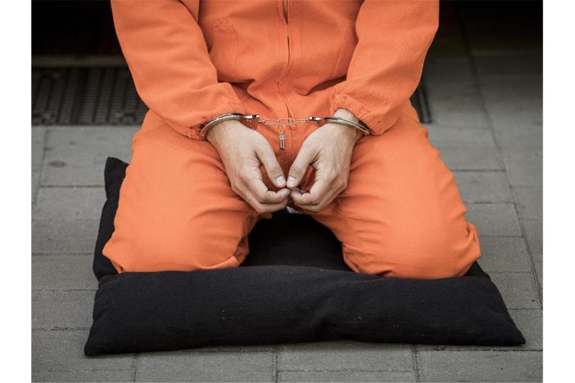 Biden-Regierung überstellt erstmals Guantanamo-Häftling Ein Mann in Gefängniskleidung. Erstmals überstellt die Biden-Regierung einen Häftling aus dem berüchtigten Gefangenenlager Guantanamo Bay an sein Heimatland. Foto: Valentin Bianchi/AP/dpa/Symbolbild