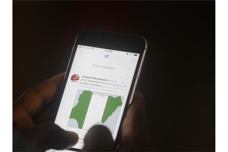Ein Mann in Lagos benutzt sein Handy, um Nachrichten auf Twitter zu lesen. Foto: Sunday Alamba/AP/dpa