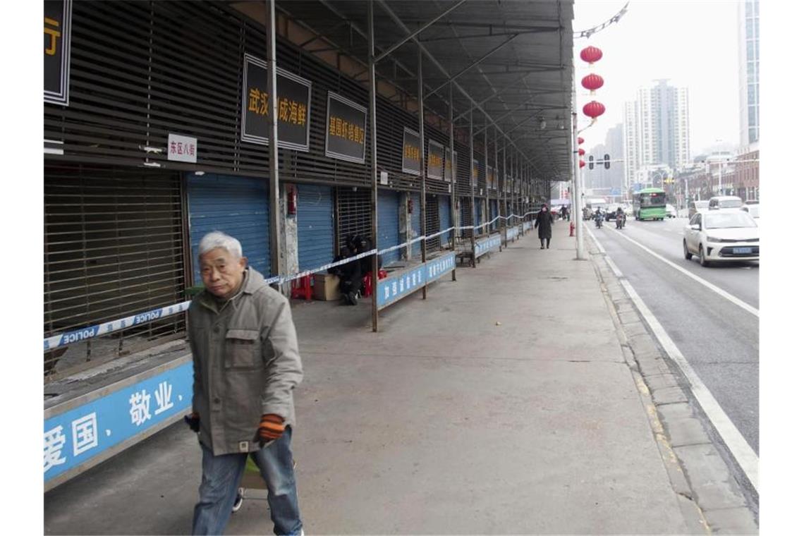 Virus in China verbreitet sich von Mensch zu Mensch Ein Mann in Wuhan: Der Großteil der Infektionen konzentriert sich weiter auf die 11-Millionen-Metropole. Foto: Uncredited/Kyodo News/AP/dpa